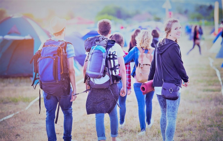 Besucher nach dem Einlass auf GelÀnde Besucher nach dem Einlass auf GelÀnde