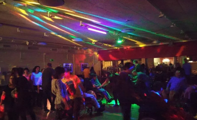 Disco für Tanzinteressierte mit & ohne Behinderung Quartierzentrum Bachletten, Socinstrasse 2, 4051 Basel Billets