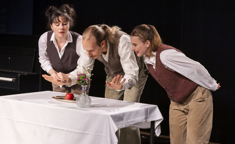 Event-Image for 'Cie. momoll!: Bitte nicht über den Tellerrand stolpern!'