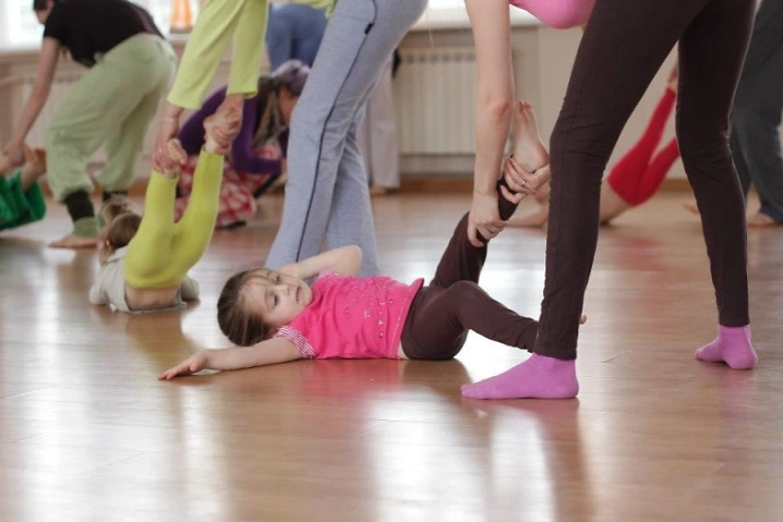 Eltern-Kind Bewegung & Tanz, Start 11 Uhr Familienzentrum Karussell, Haselstrasse 6, 5400 Baden Tickets