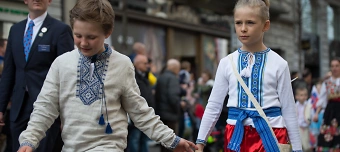 Organisateur de Sechseläuten Kinderumzug. Ukrainische Kindergruppe