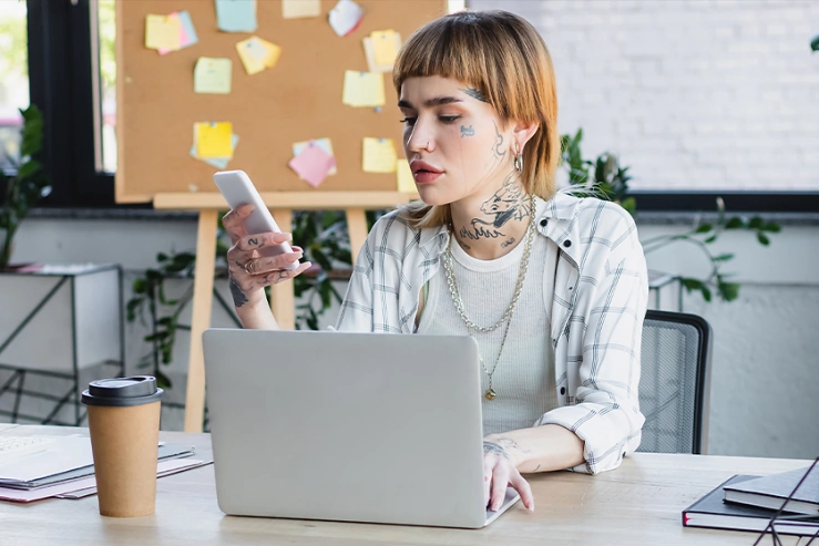 Frau erstellt Event und schaut aufs Handy Frau erstellt Event und schaut aufs Handy