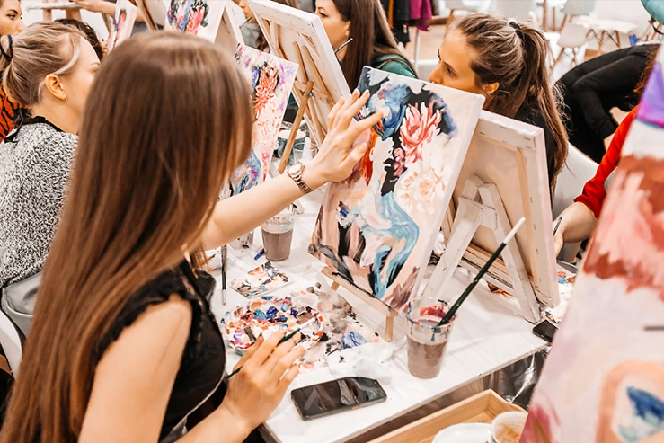 Malkurs Malkurs mit Frau im Vordergrund