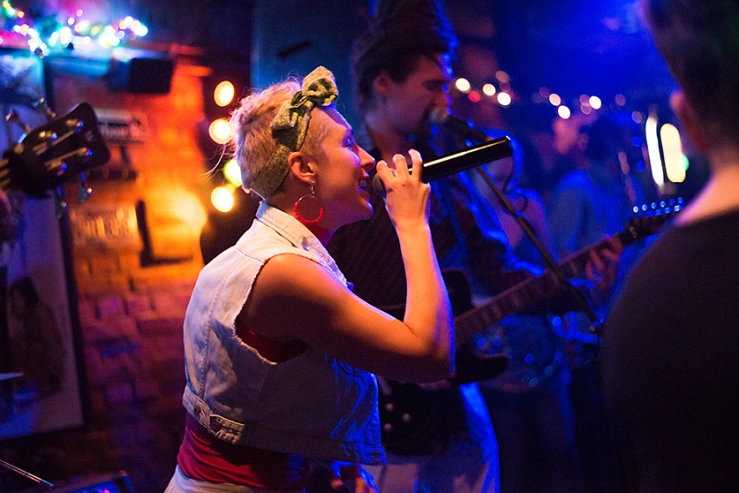 LP Kunst Ausstellungen singende Frau Singende Frau mit Haarband