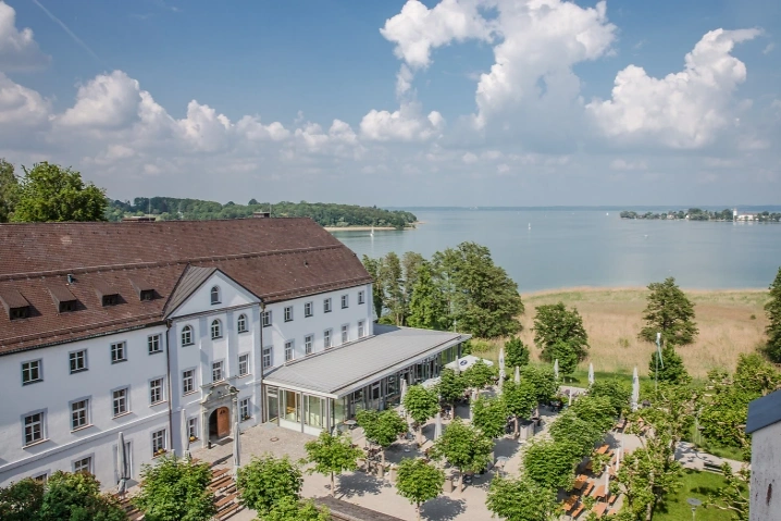 Insel-Krimi auf Herrenchiemsee Herrenchiemsee, Abfahrt Schifffahrt: Prien am Chiemsee, Schloßhotel 5, 83209 Herrenchiemsee Tickets