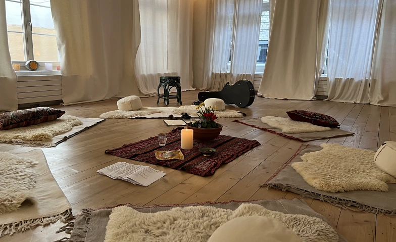 Landing Together · Integration, Music & Community